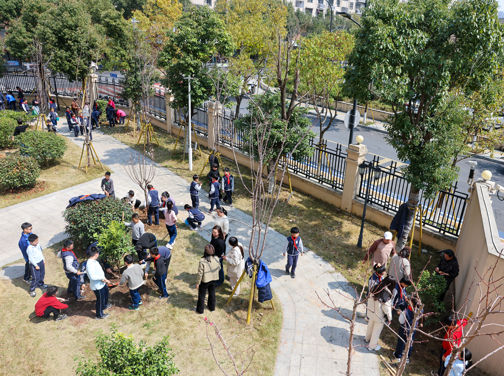 春回大地萬(wàn)物生 植樹(shù)添綠正當(dāng)時(shí)