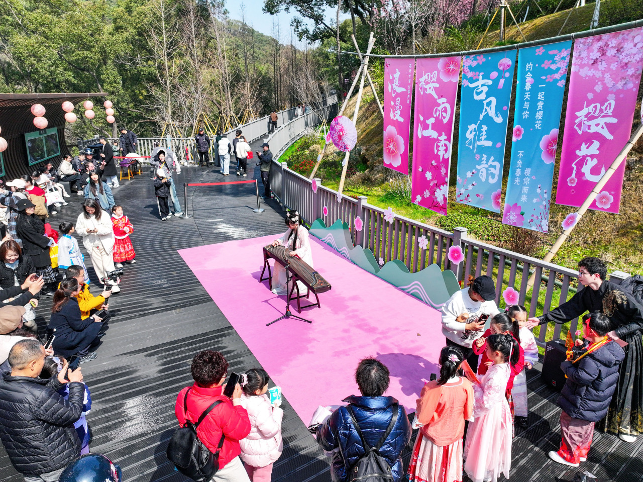 漢服風(fēng)吹到景山,大學(xué)生掀起賞櫻新潮流